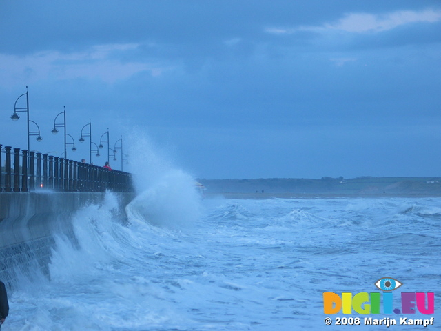 25601 Waves at quay